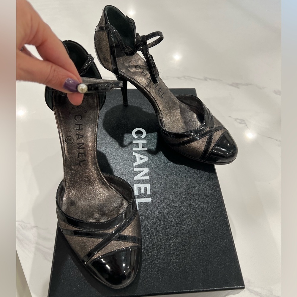 CHANEL DARK GREY METALLIC & patent leather ankle strap heels pearl CC 06P 35.5